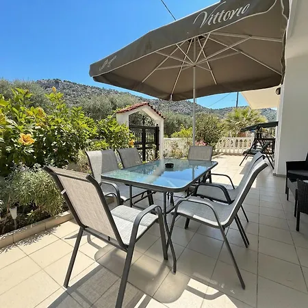 בית נופש Tharreni's House In Lindos *