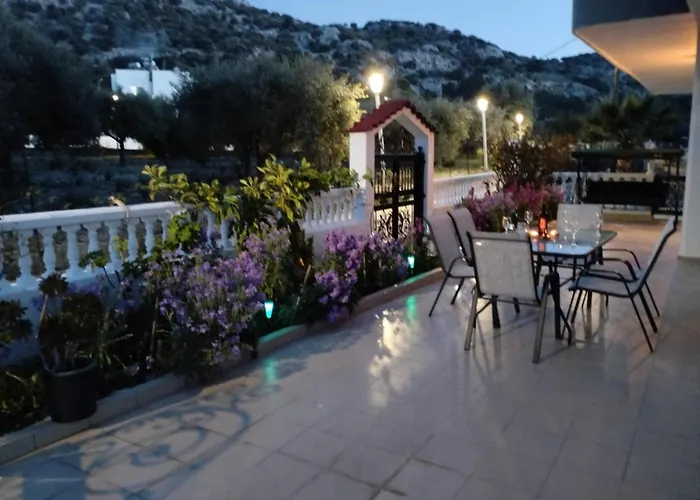 Tharreni House, Pilona Village Casa vacanze *