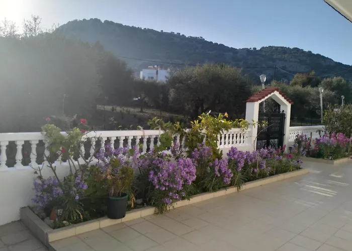 Tharreni House, Pilona Village Casa vacanze *