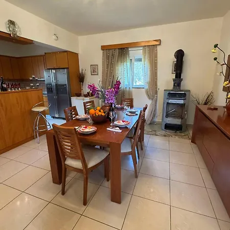 Nyaraló Tharreni House, Pilona Village Vlicha