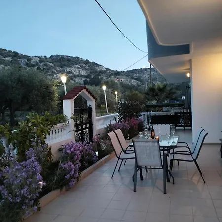 Nyaraló Tharreni House, Pilona Village