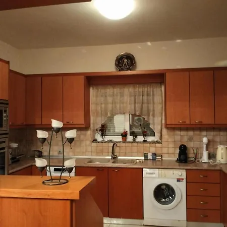 Nyaraló Tharreni House, Pilona Village