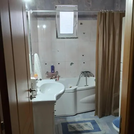 Nyaraló Tharreni House, Pilona Village *